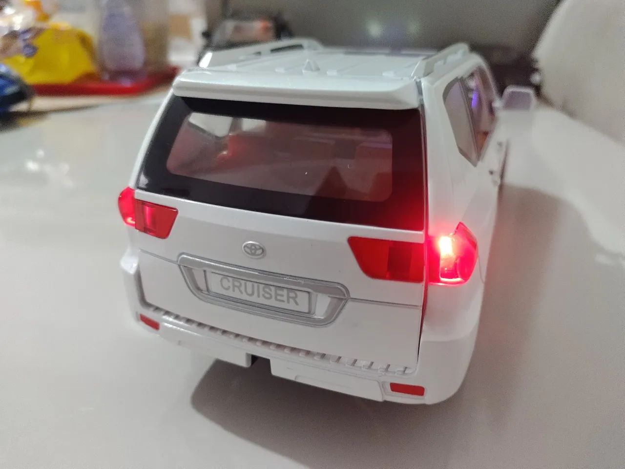 Toyota Land Cruise 1/18, 27cm, com som e luzes!  - Foto 2