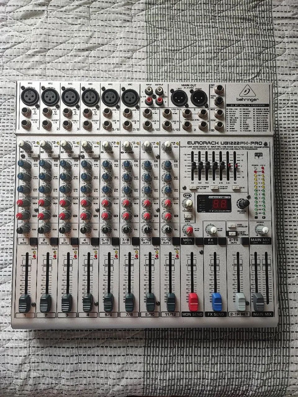 Mesa de Som Behringer Eurorack UB1222FX-PRO 16-Input