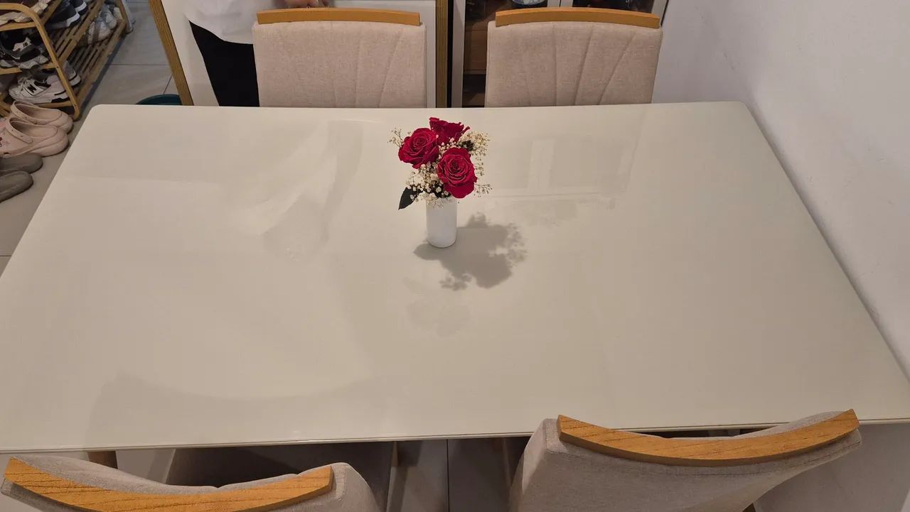Mesa retangular com tampo em vidro e pés em madeira maciça 160cm com 4 cadeiras  - Foto 3