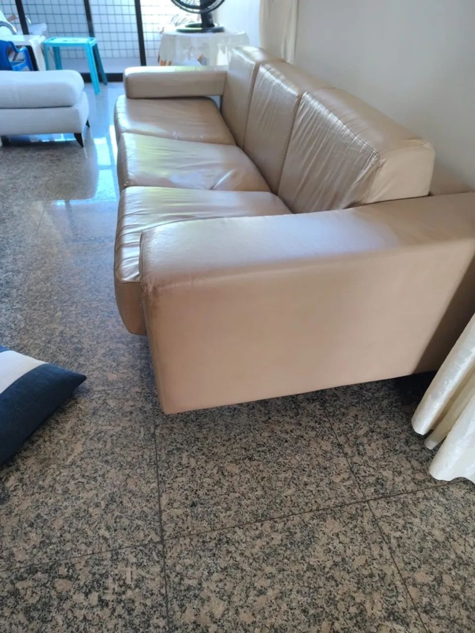 Sofá 3 Lugares Espaçoso e Confortável (Bege/Creme) - Ótimo Estado! - Foto 3