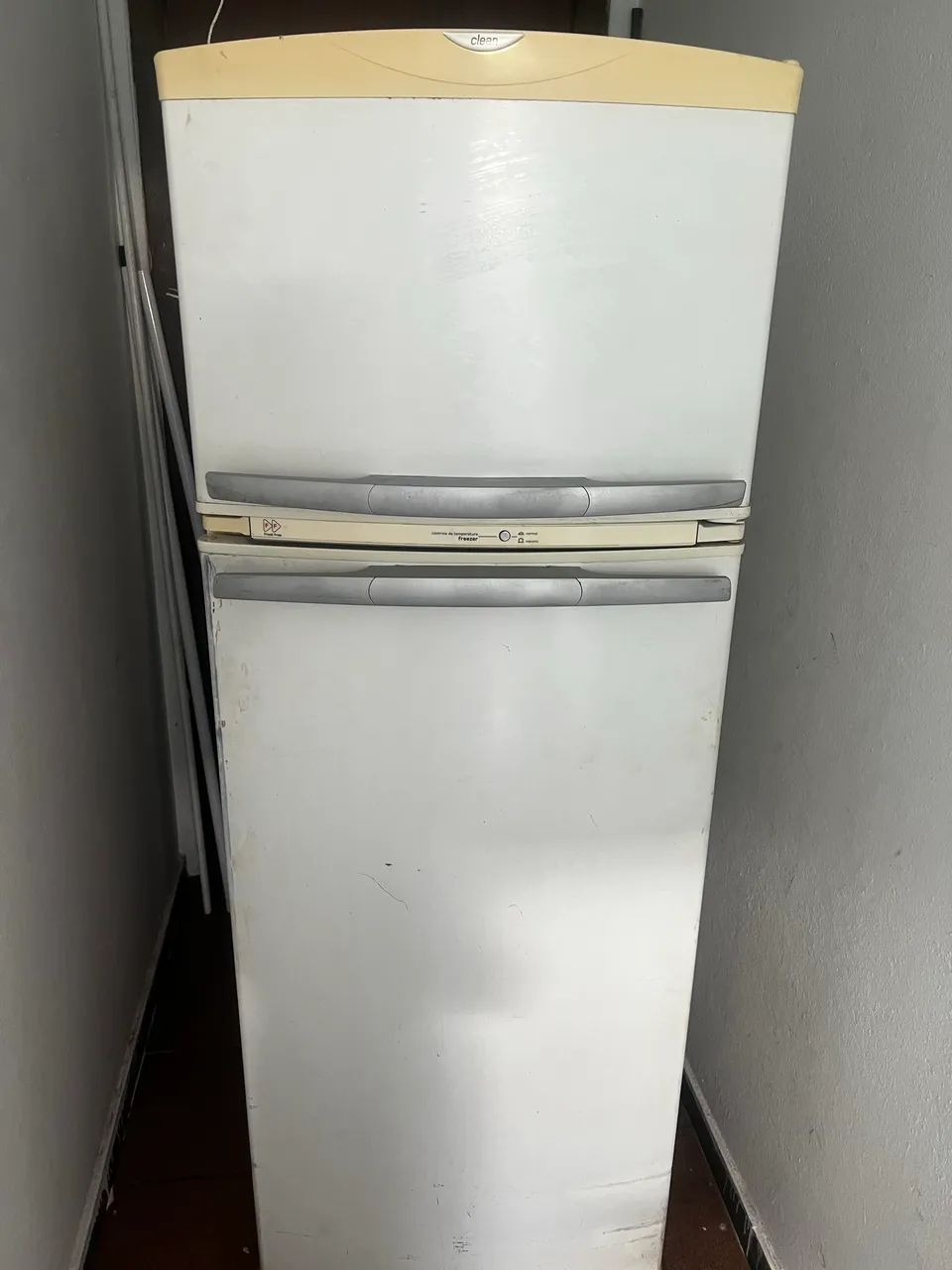 Geladeira bem conservada 