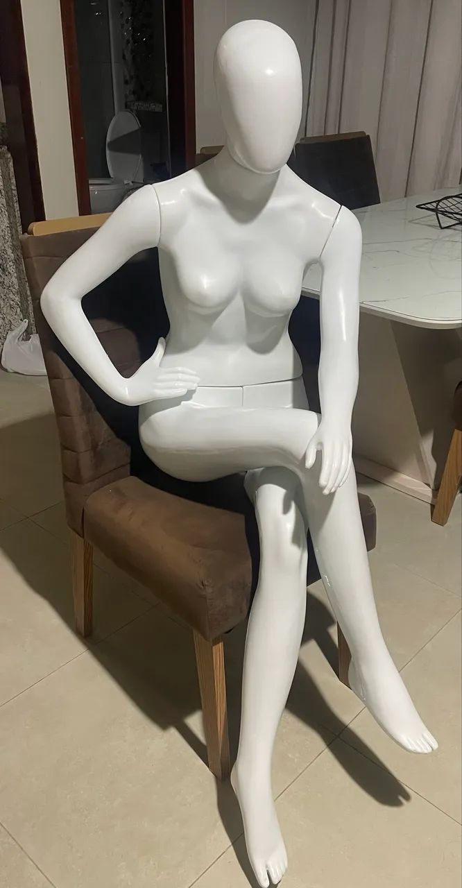 Manequim feminino sentado  - Foto 2