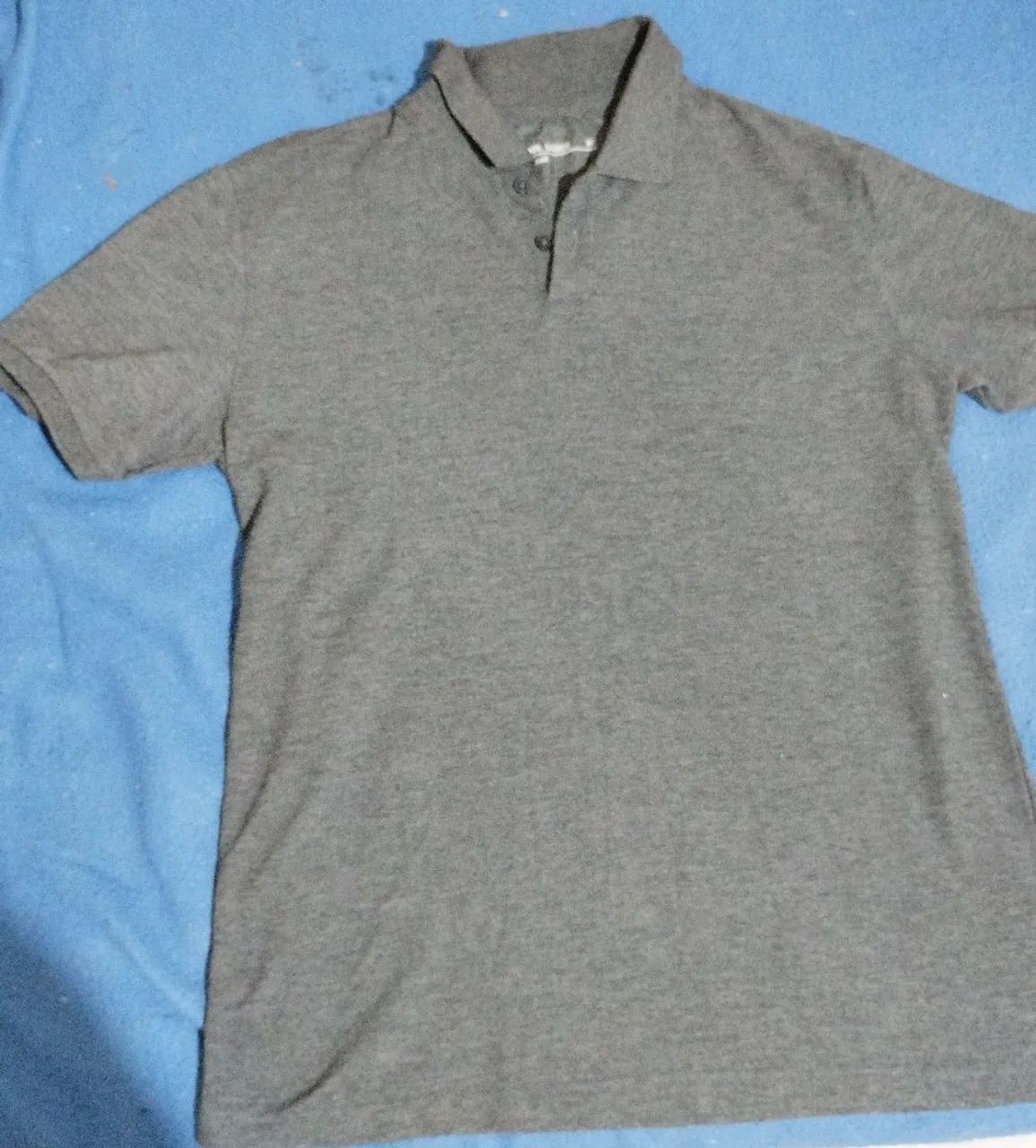 Vendo camisa cinza de botão