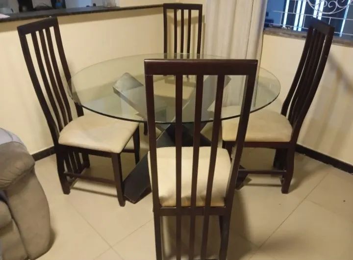 MESA COM TAMPO DE VIDRO REDONDO E 4 CADEIRAS 