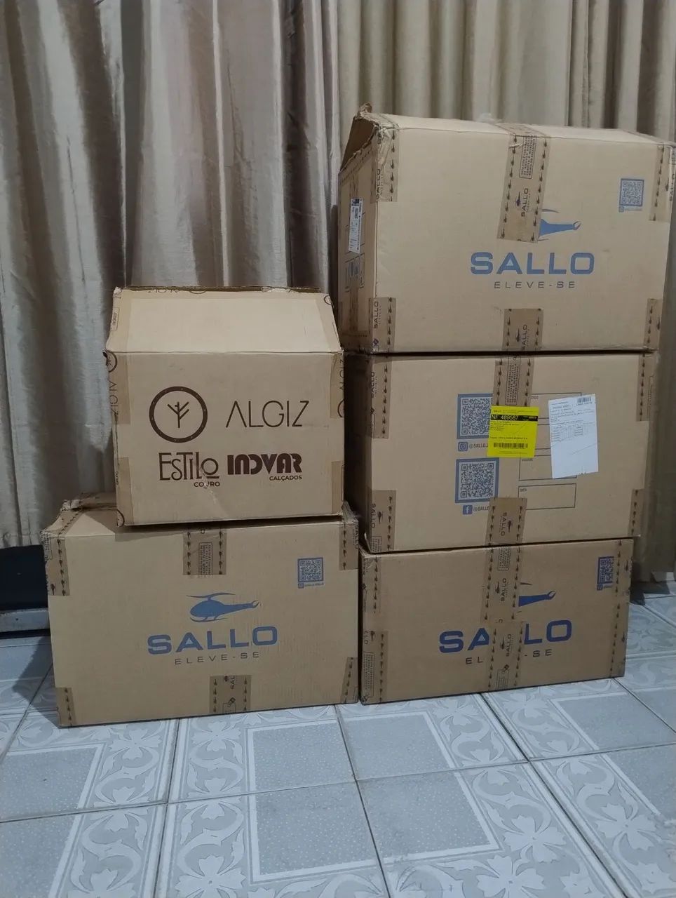 Caixas de papelão bem firme.
