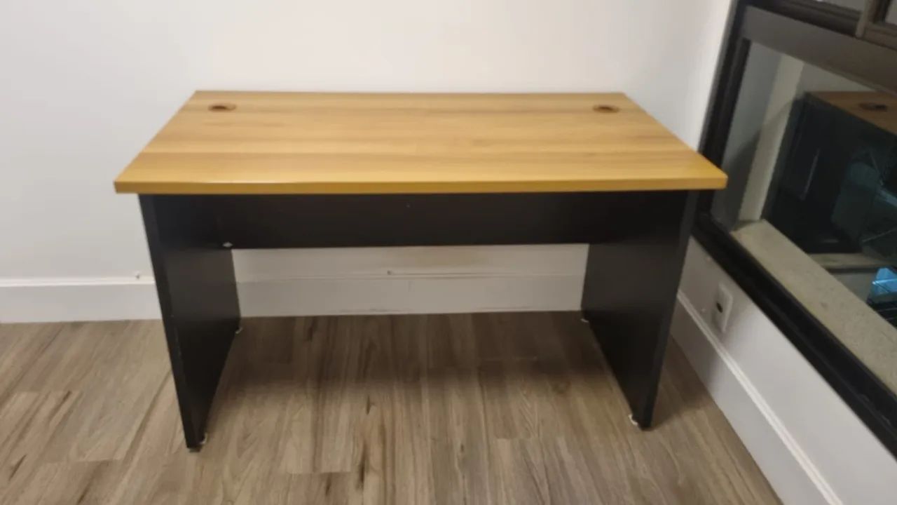 Vendo mesa de madeira para escritório em ótimo estado de conservação! - Foto 2