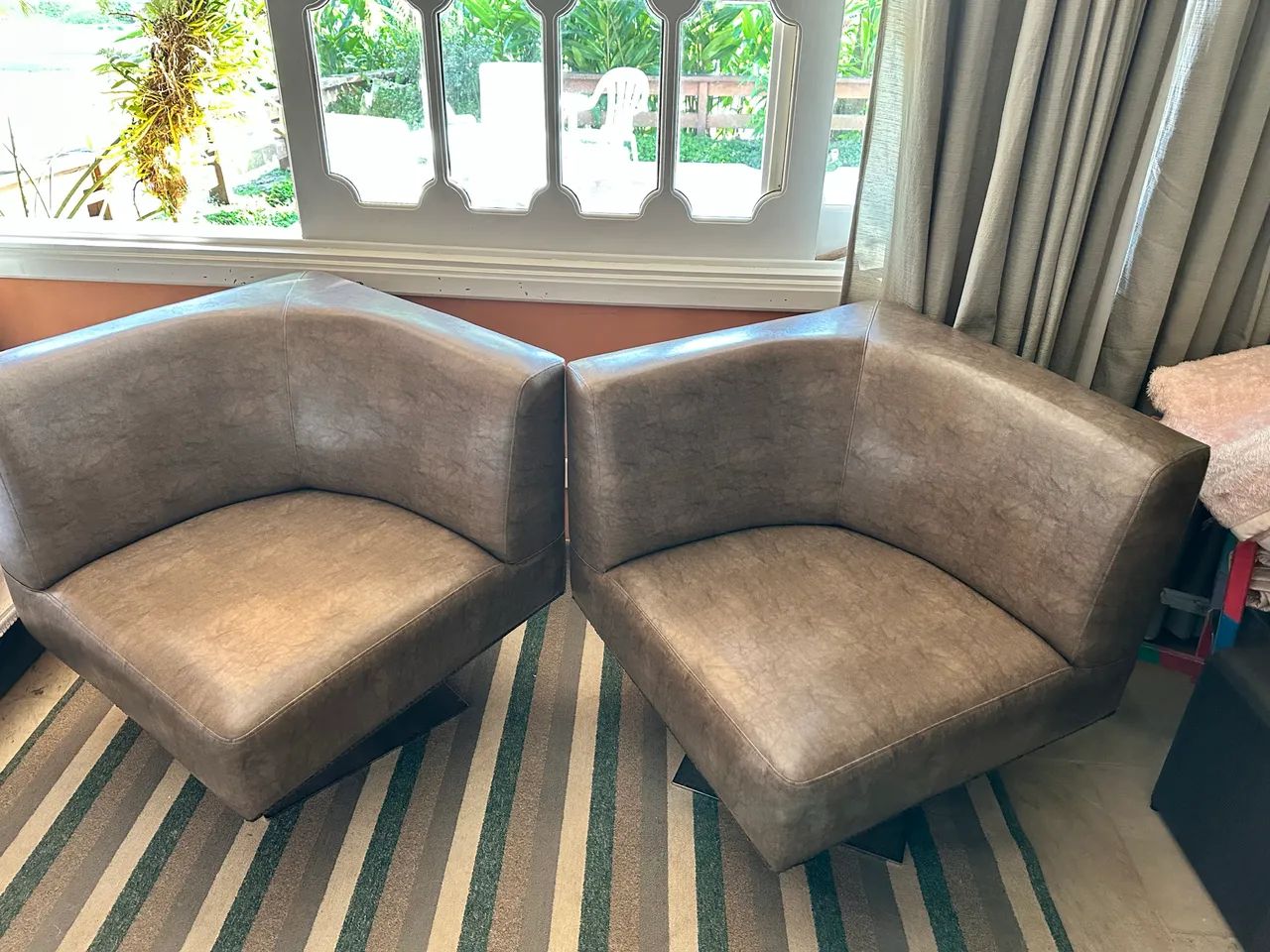 Poltronas de couro sintético 