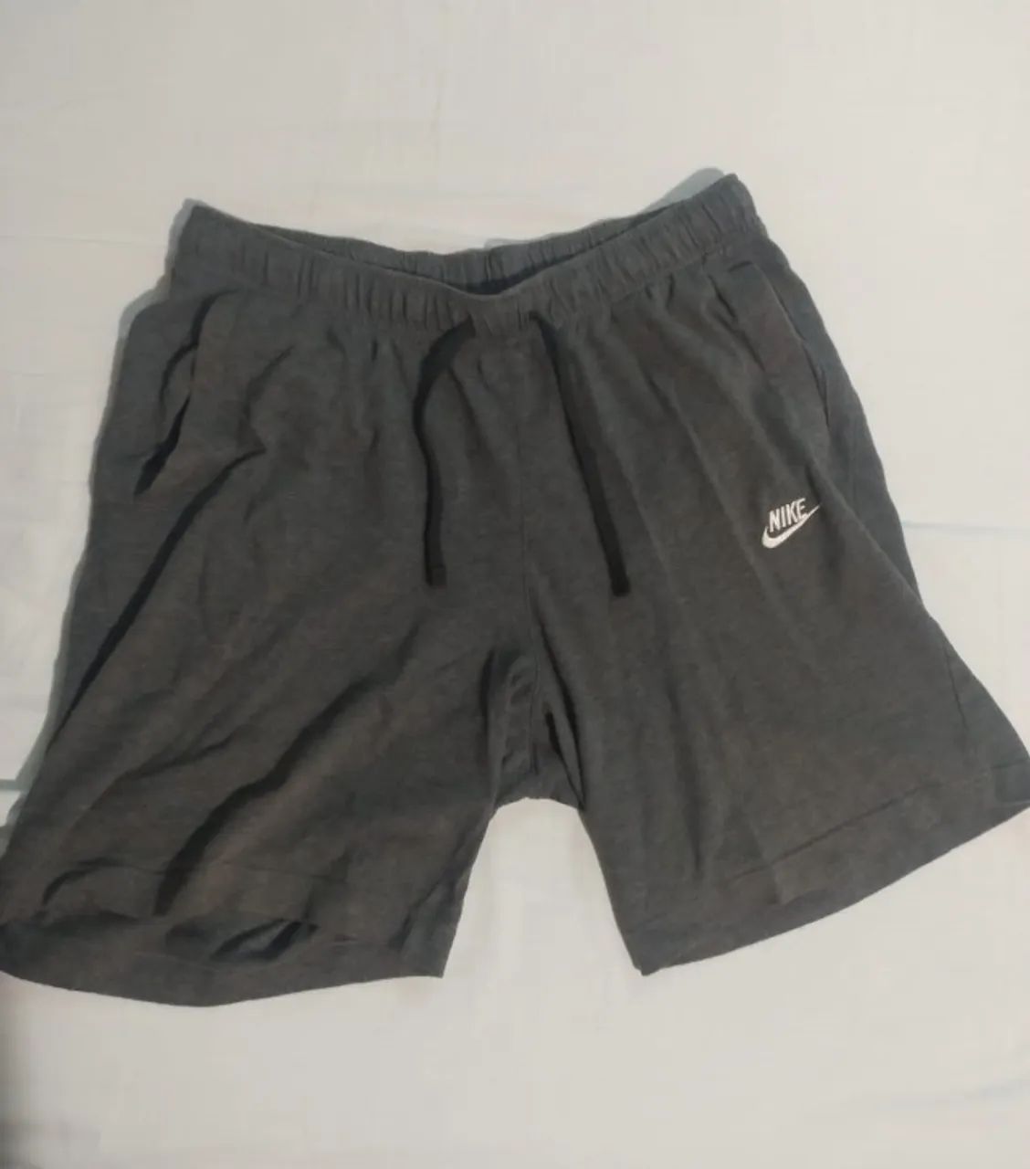 Bermuda cinza escuro nike