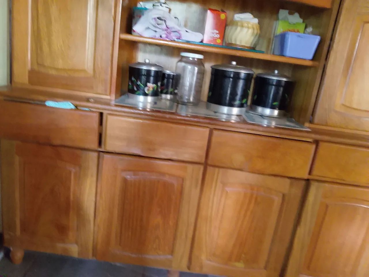 Vendo armário em madeira ele e feito em 2 partes que se separa - Foto 3