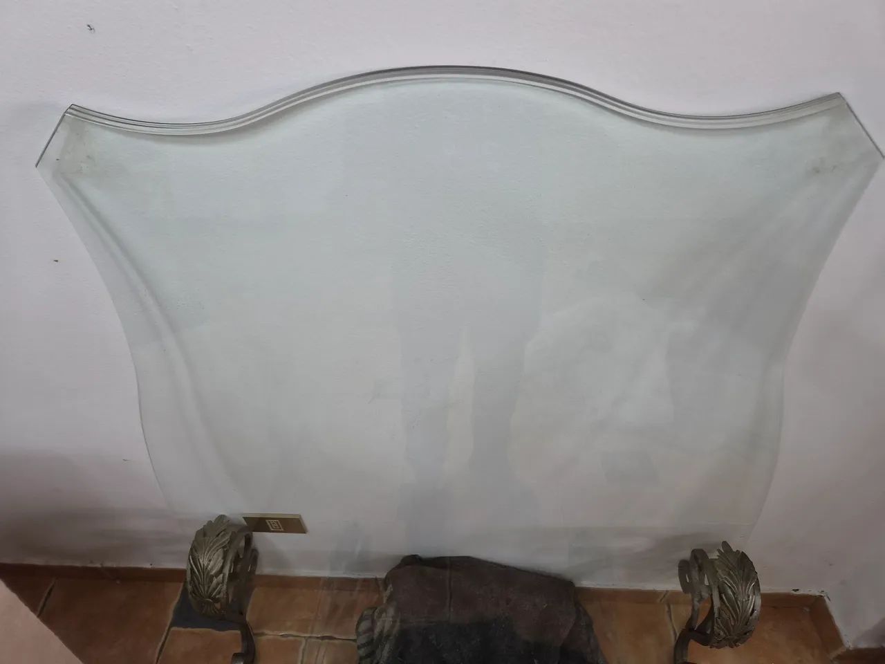 Mesa de centro de vidro com pés de ferro estilo colonial