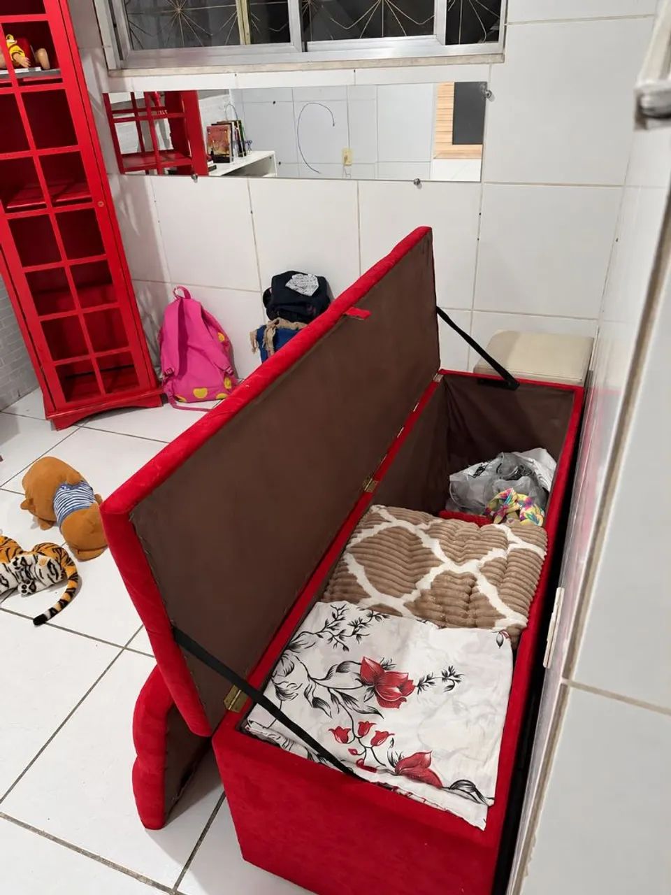 SOFÁ BAÚ VERMELHO COM ENCOSTO - ESTADO DE NOVO! - Foto 5