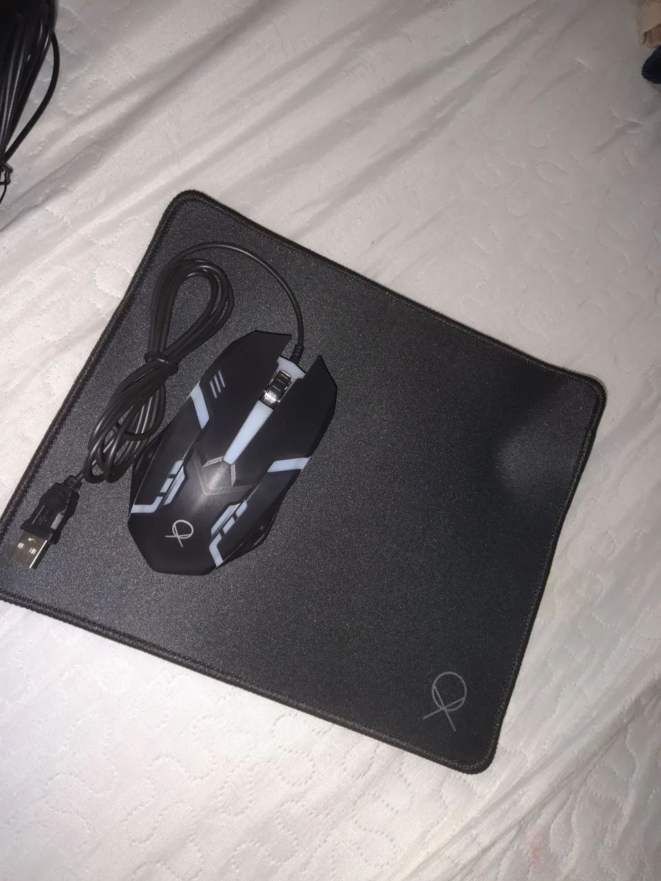 KIT WITH MOUSE, KEYBOARD, AND MOUSE PAD, NEVER USED.431117402742476802