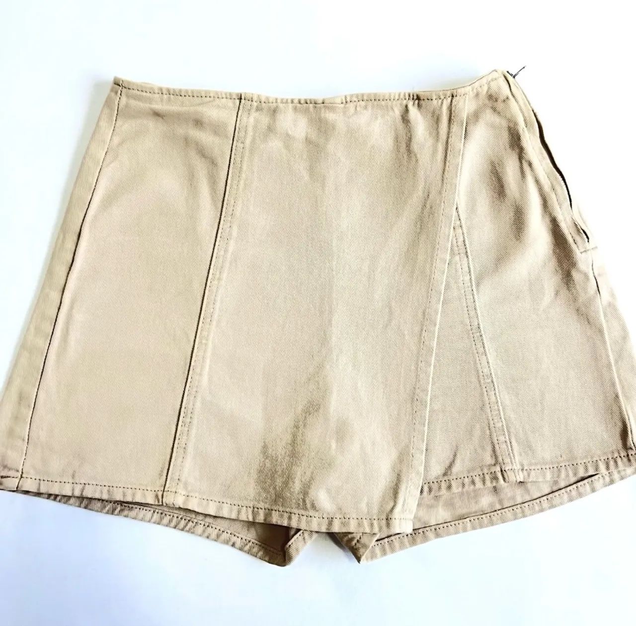 short saia sarja bege