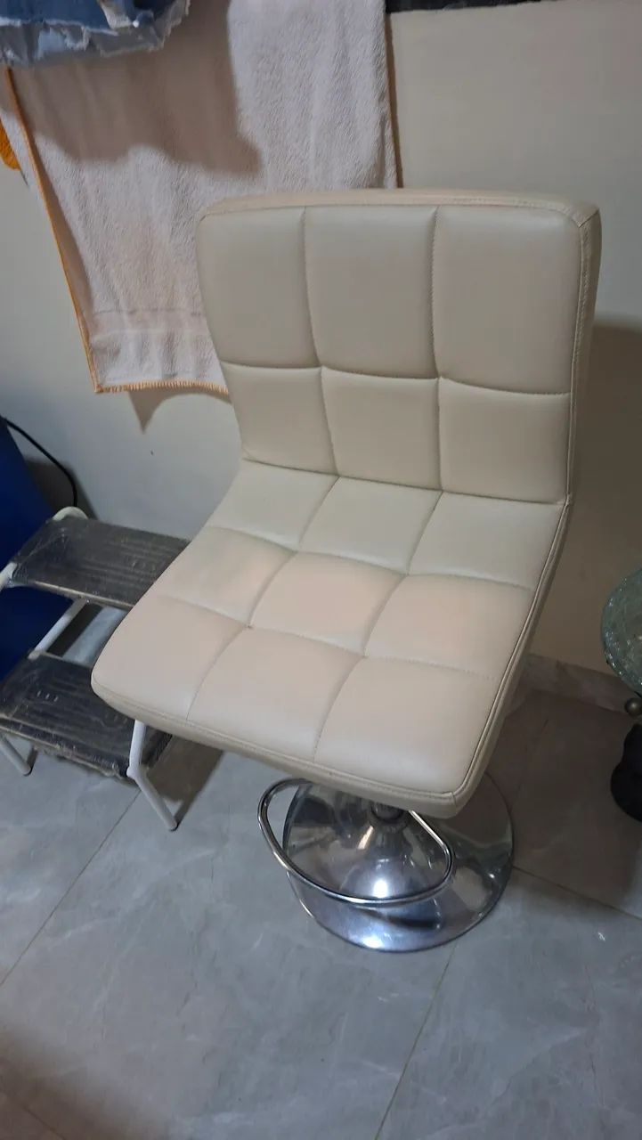 Vendo uma maca,carro auxiliar,uma banquete  - Foto 2