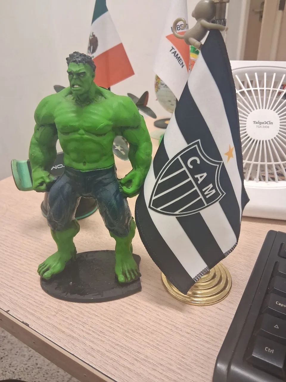 Miniatura Hulk e bandeira do Atlético Mineiro...para decorar ambiente... - Foto 2
