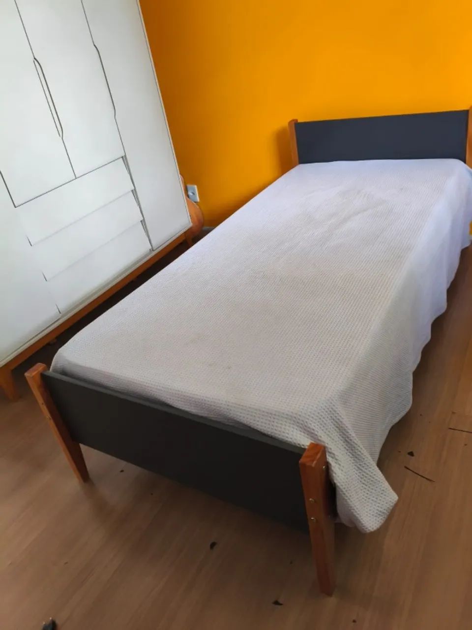 Guarda-roupas solteiro e cama pouco tempo de uso - Foto 3
