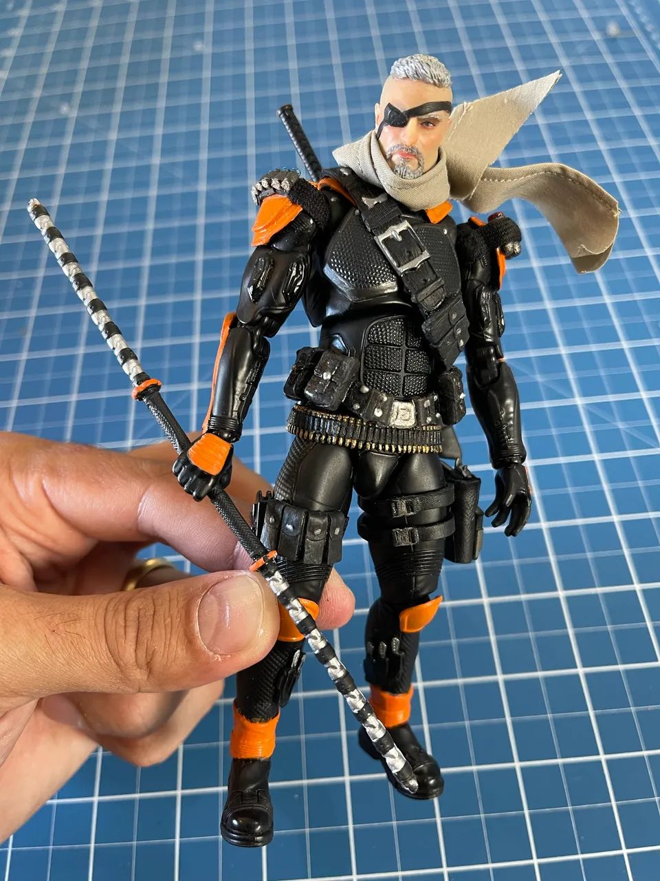 Deathstroke Custom - Base mafex original  - Foto 4