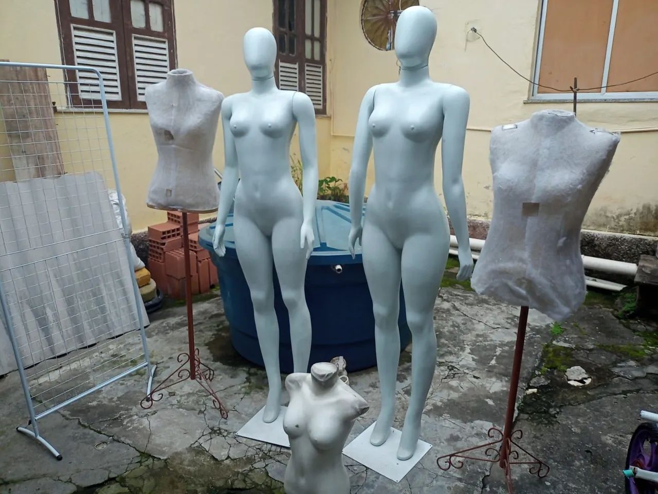 Lote com 5 manequins e arara  - Foto 2
