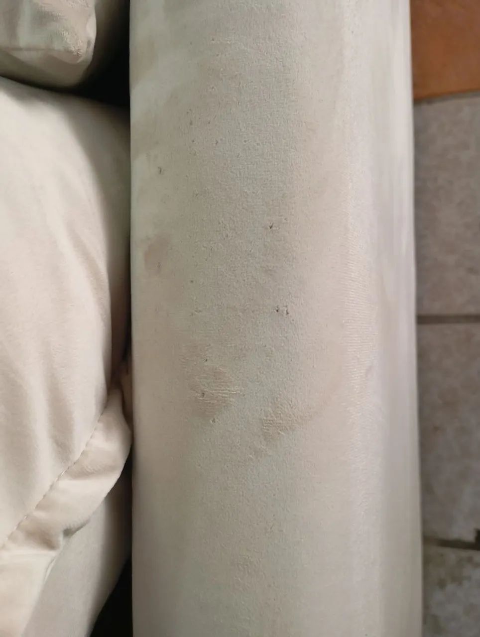 Sofá Cama Suede Bege 2.00 Metros de Espuma (Ótimo Estado) - Foto 4