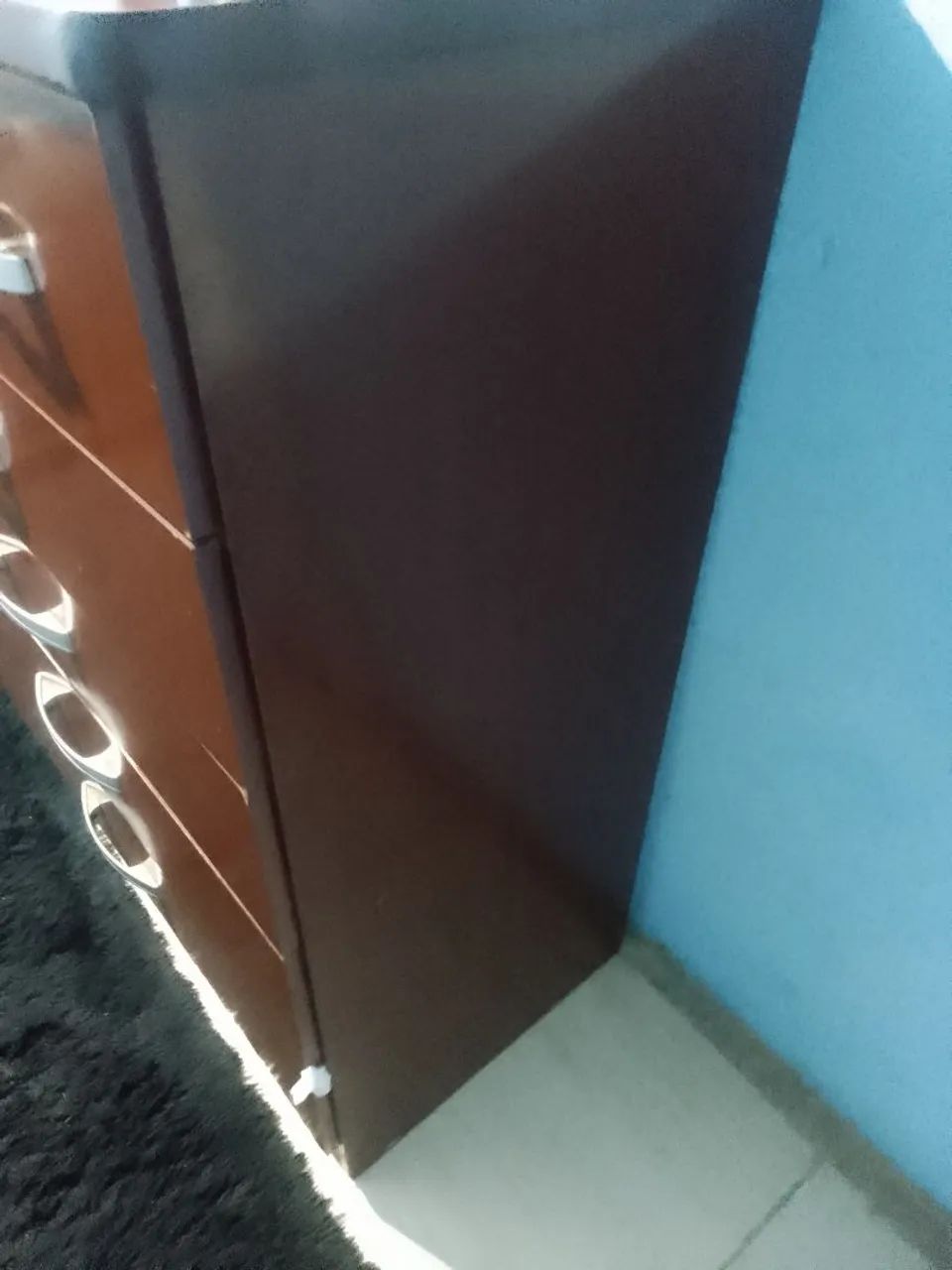 Vendo uma cômoda 6 gavetas sendo 4 de roupas e 2 de objetos pessoas e documentos  - Foto 3