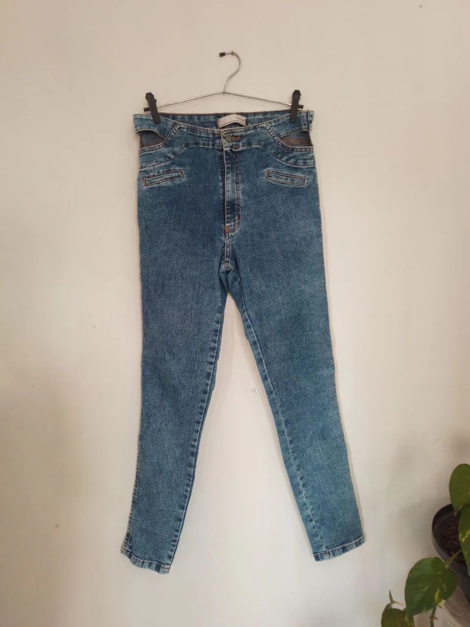 Calça jeans skinny com cut out 