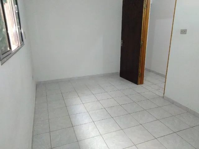 Casa 3 cômodos grandes e com boa área de serviço piso suberior de sobrado - Foto 3