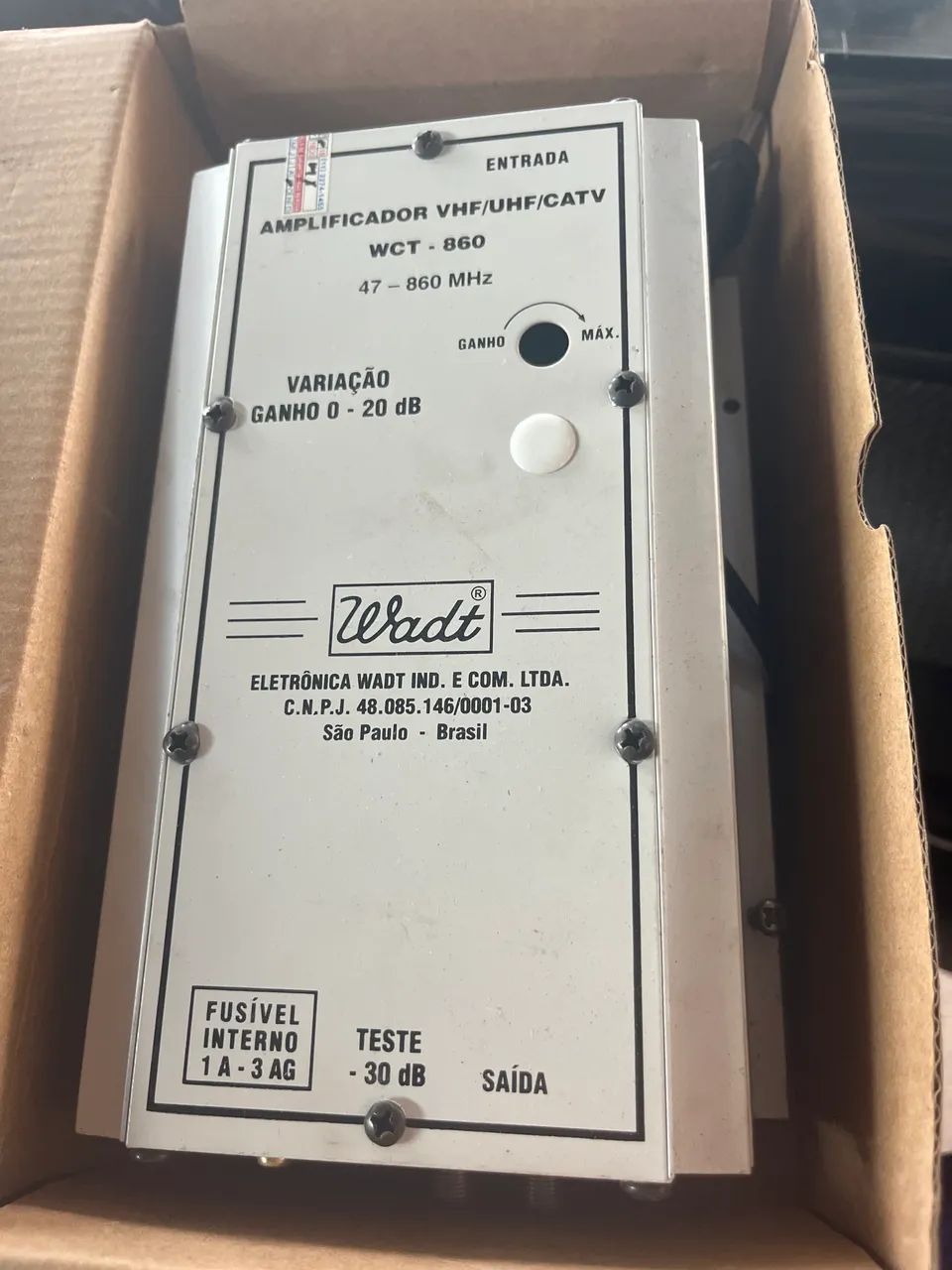 Este é um amplificador para sinais de TV VHF/UHF/CATV, modelo WCT860 da Eletrônica Wadt.