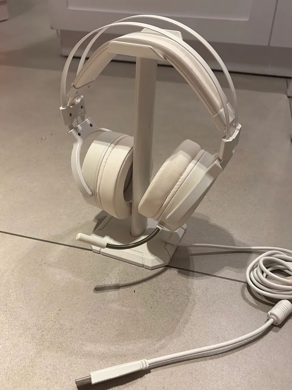 Fone de ouvido gamer branco REDRAGON com led