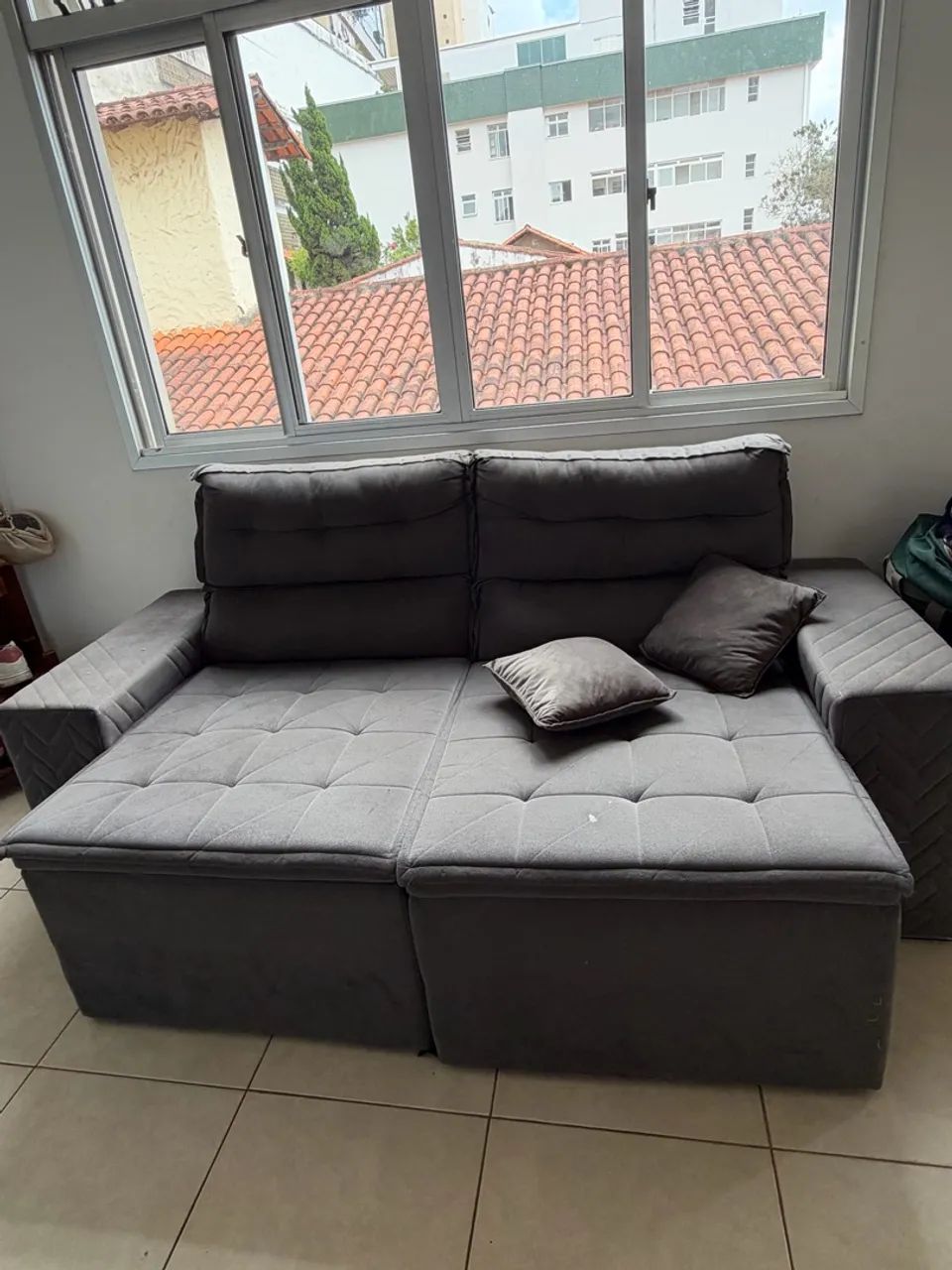Sofá retrátil cinza  - Foto 2