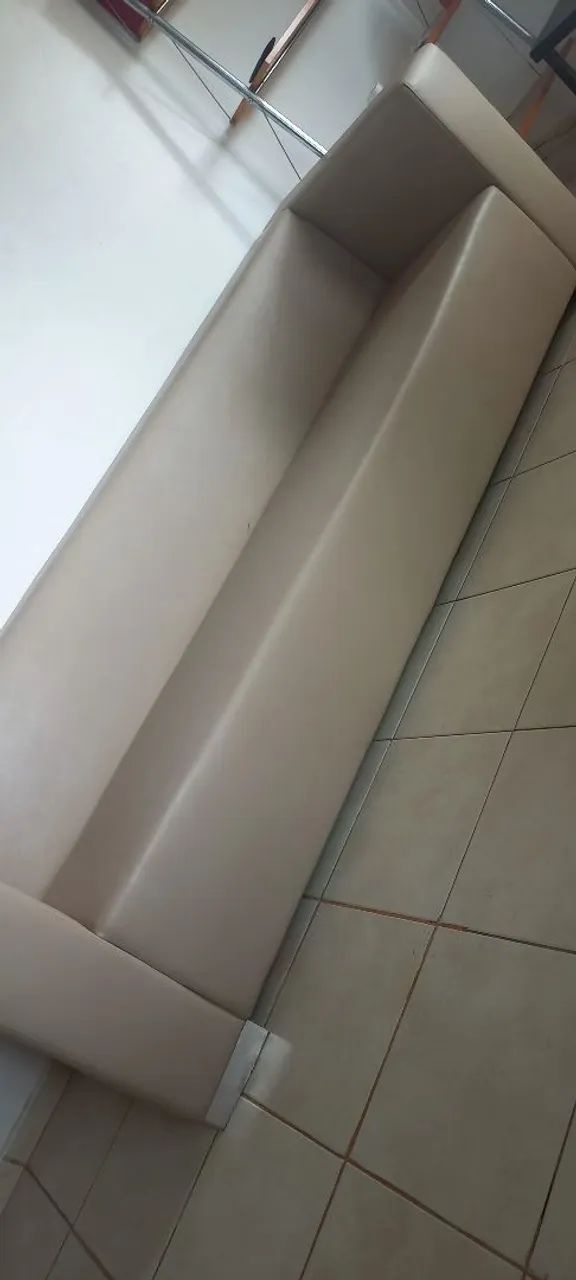 SOFÁ EM COURINO 