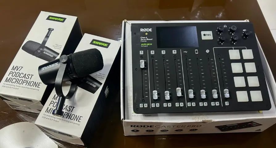 Kit Podcast Profissional 2 Mic Shure MV7 + Interface RØDECaster
