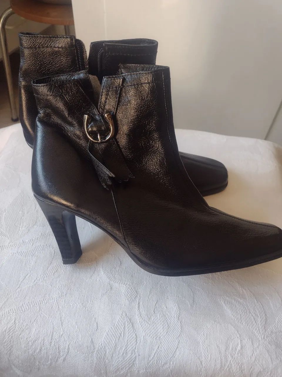 Par de botas de couro cor preta marca Amor Ella feminina  - Foto 4