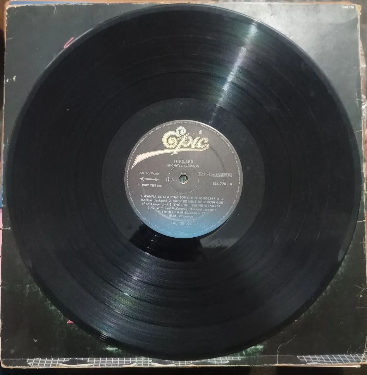 LP Michael Jackson Thriller com encarte  - Foto 3