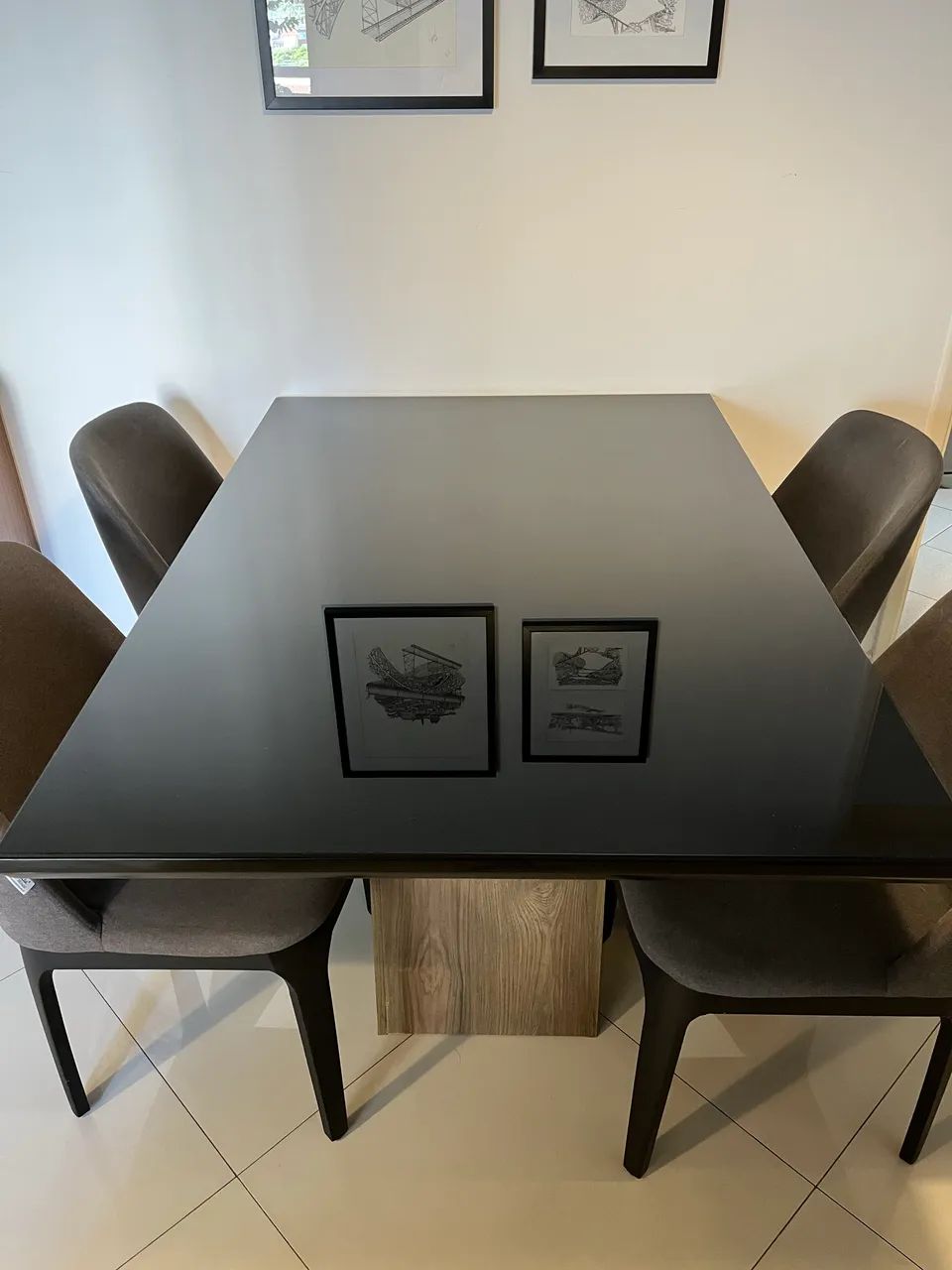 Mesa com tampo de vidro preto e 4 cadeiras - Foto 4