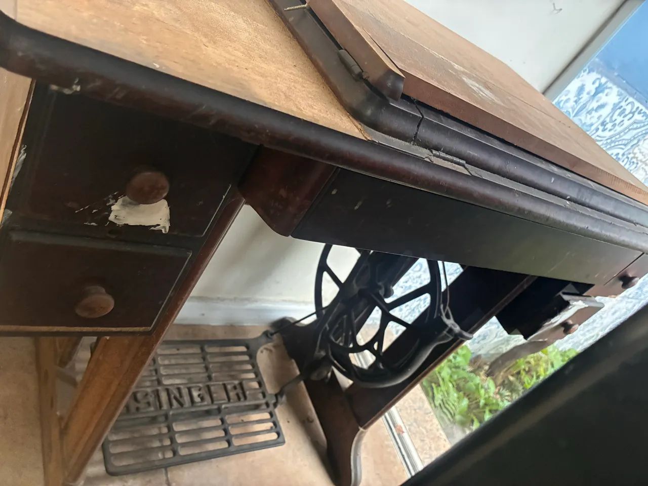 Mesa de ferro com 4 cadeiras de jardim. - Foto 2