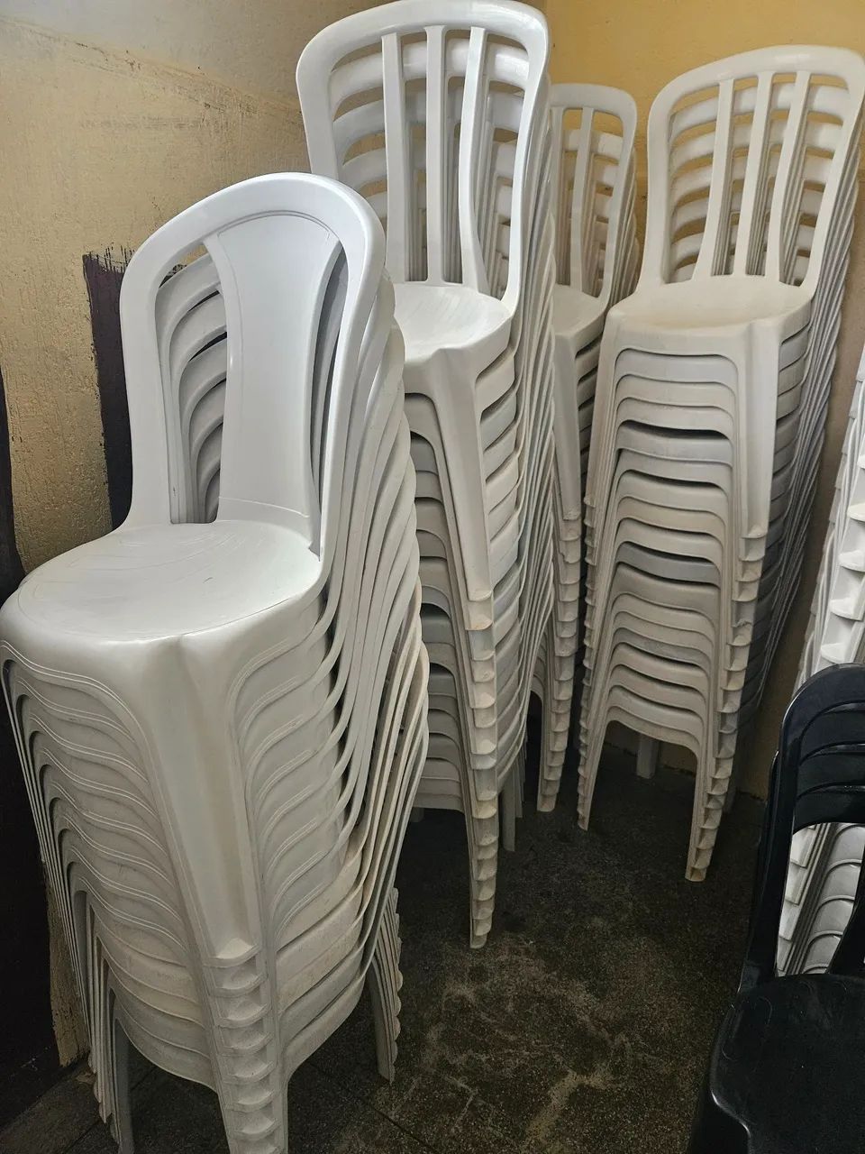Lote com 65 cadeiras usadas!