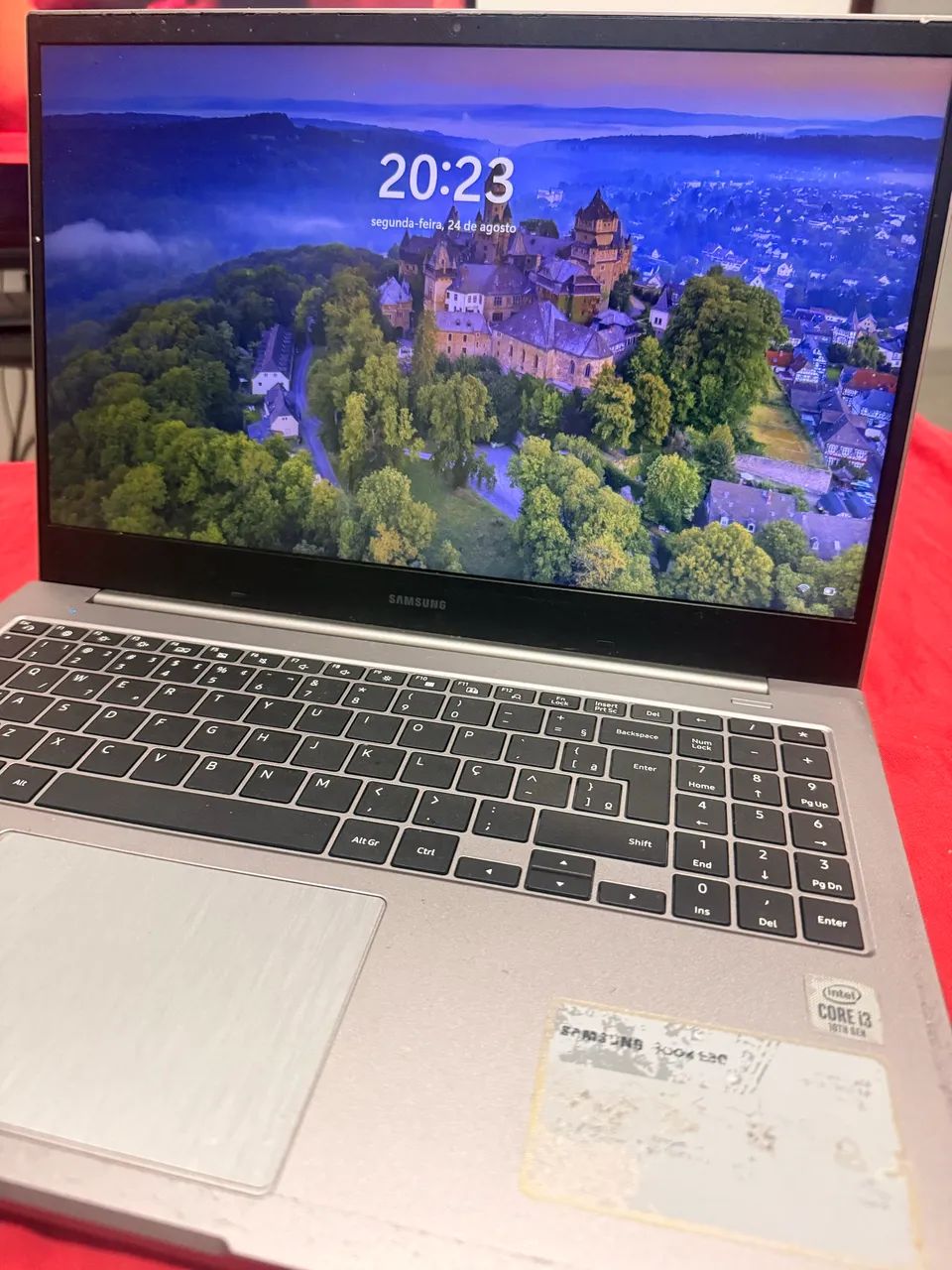 Notebook em boas condições de uso.