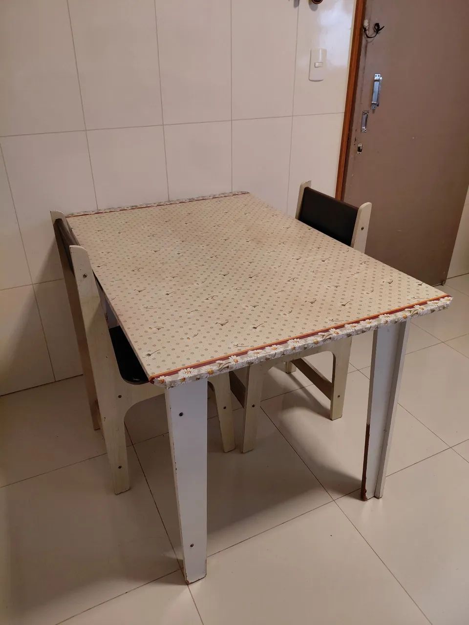 Mesa com 2 cadeiras (doação)