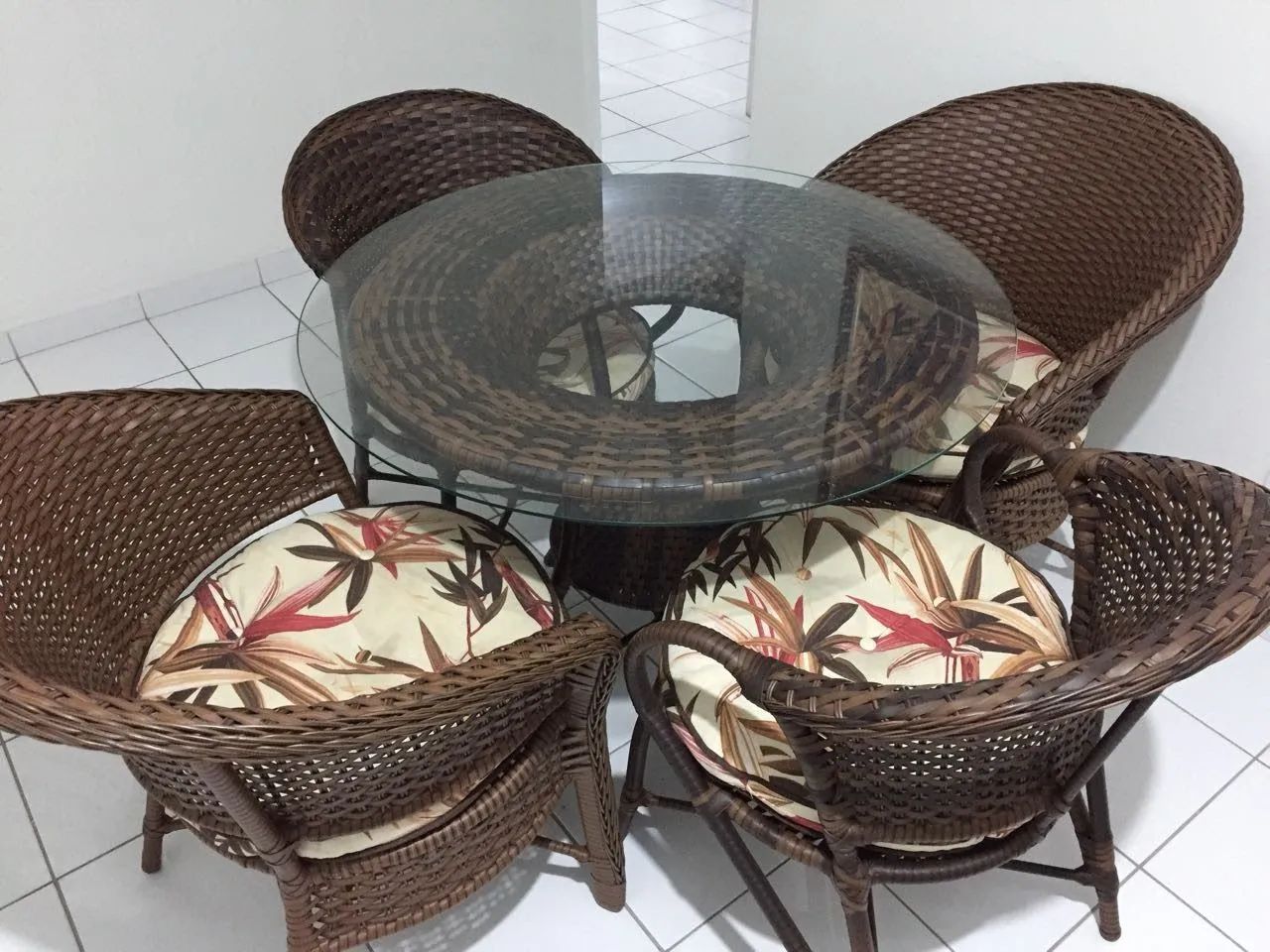Conjunto de mesa e cadeiras