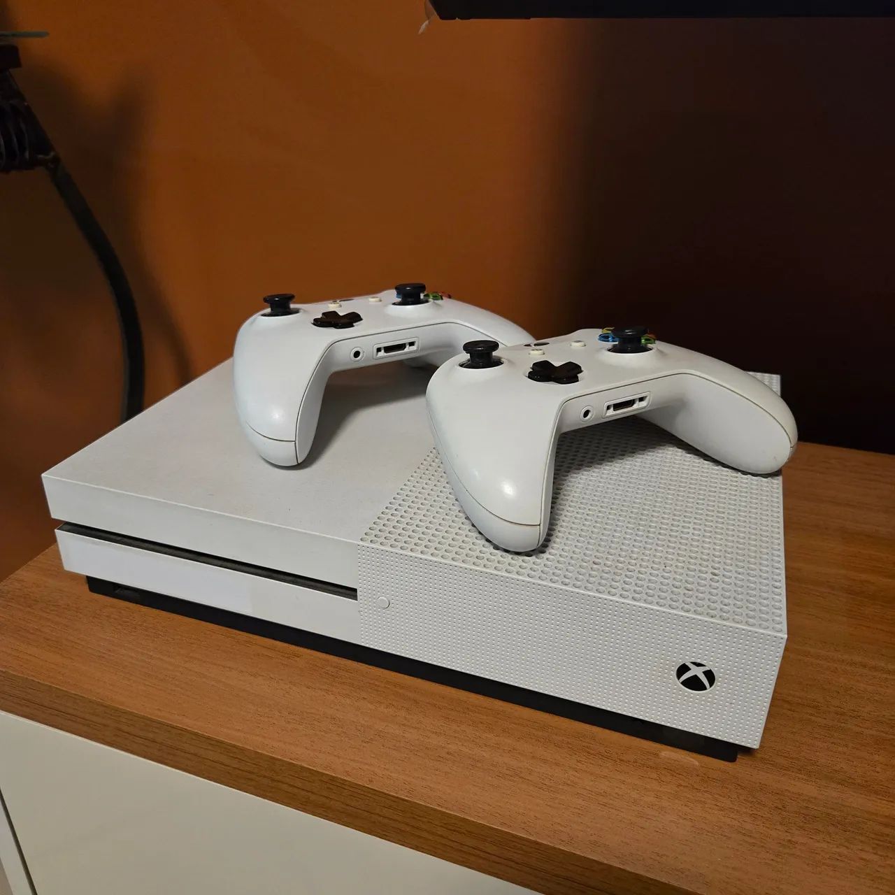 Xbox One S com 2 controles e 6 jogos  - Foto 2
