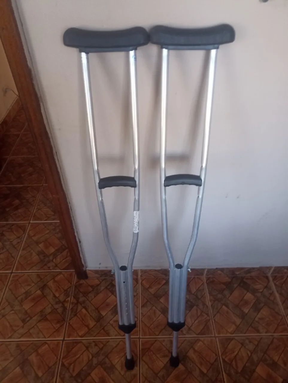 Par de muletas e um andador  - Foto 5