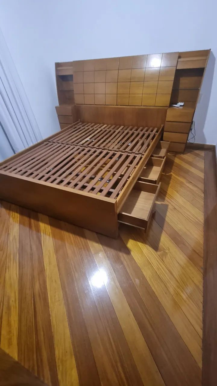 Cama com gavetas e bau em madeira, Luciana.