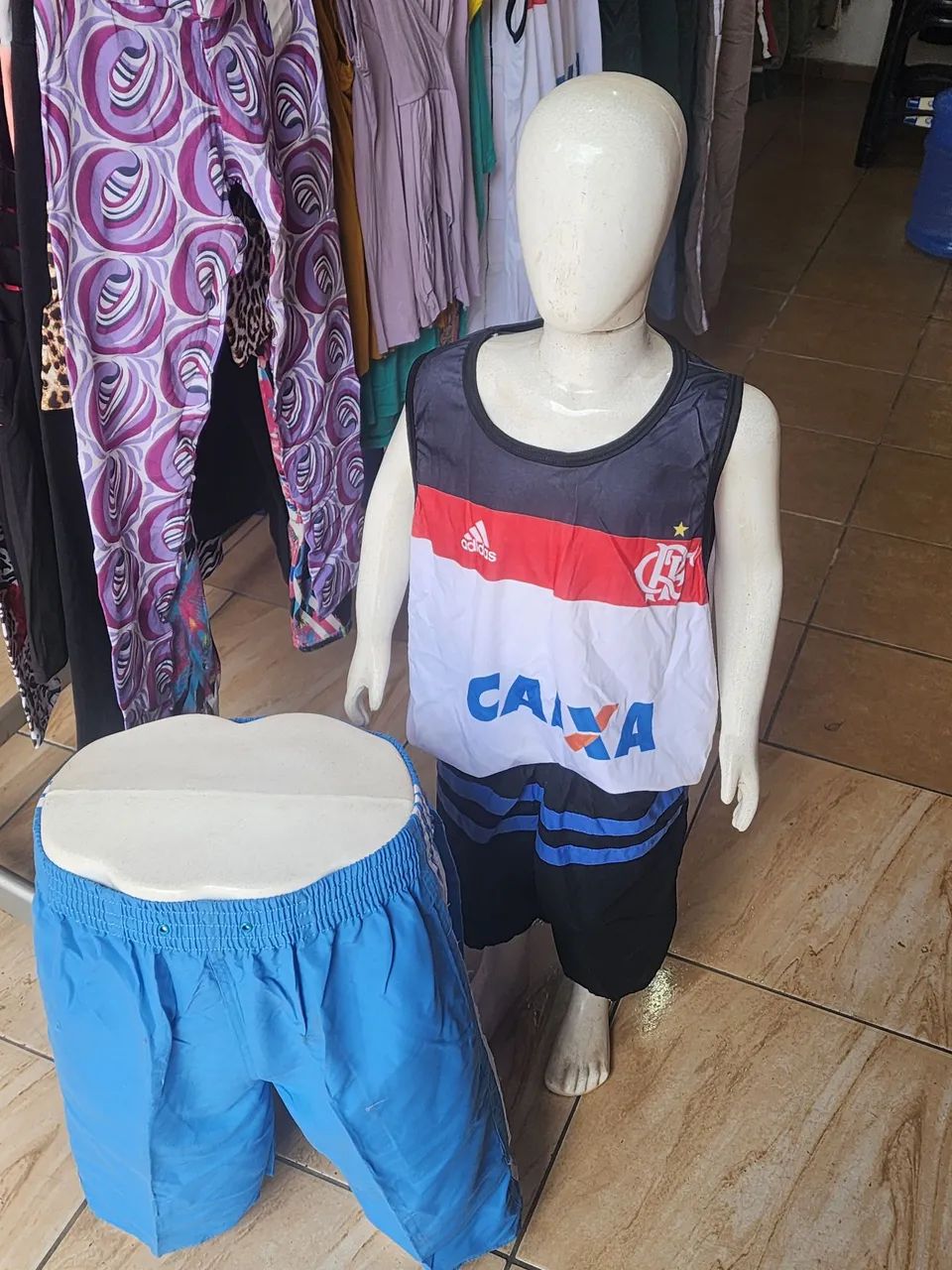 Manequim,  araras e cabides em perfeito estado de conservação  - Foto 2
