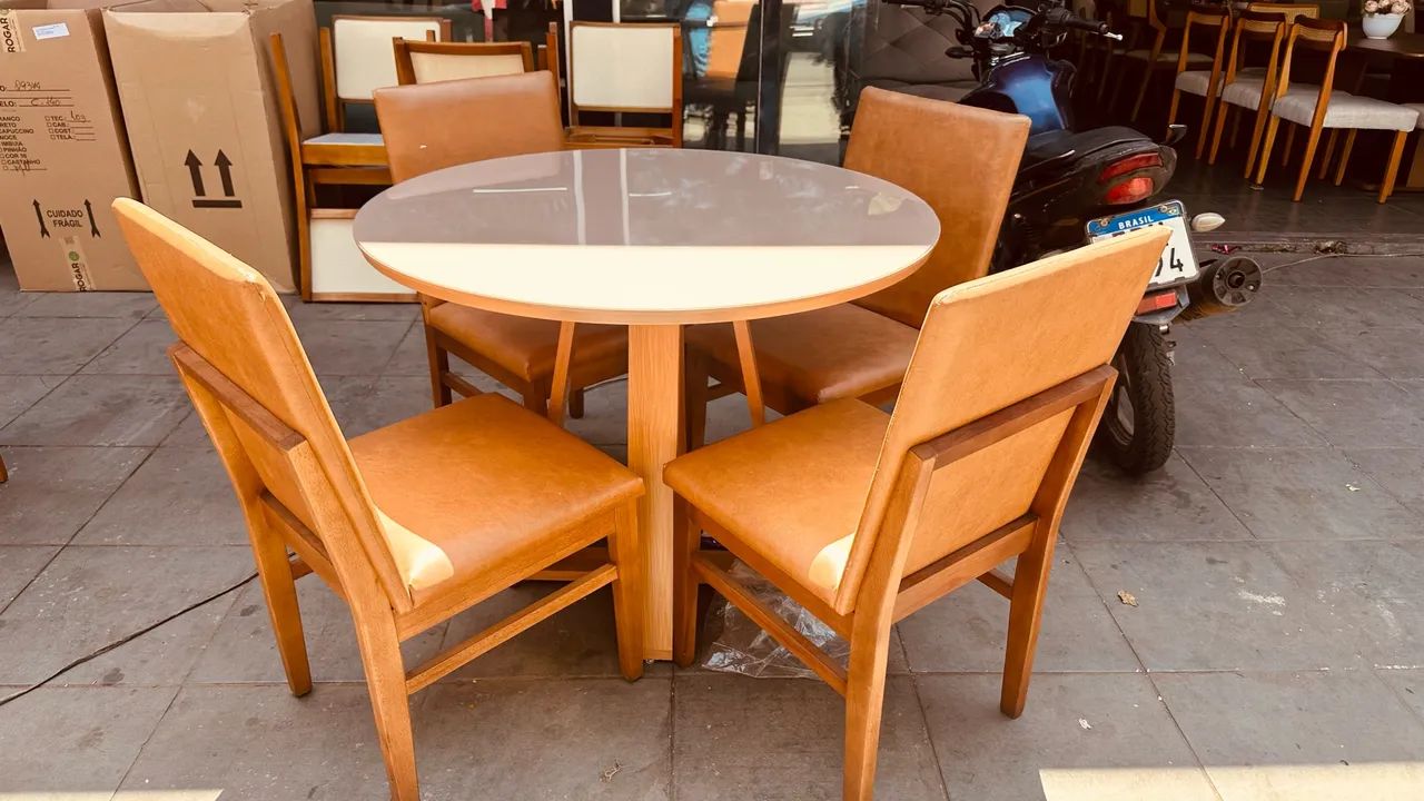 Mesa resistente de madeira e madeira
