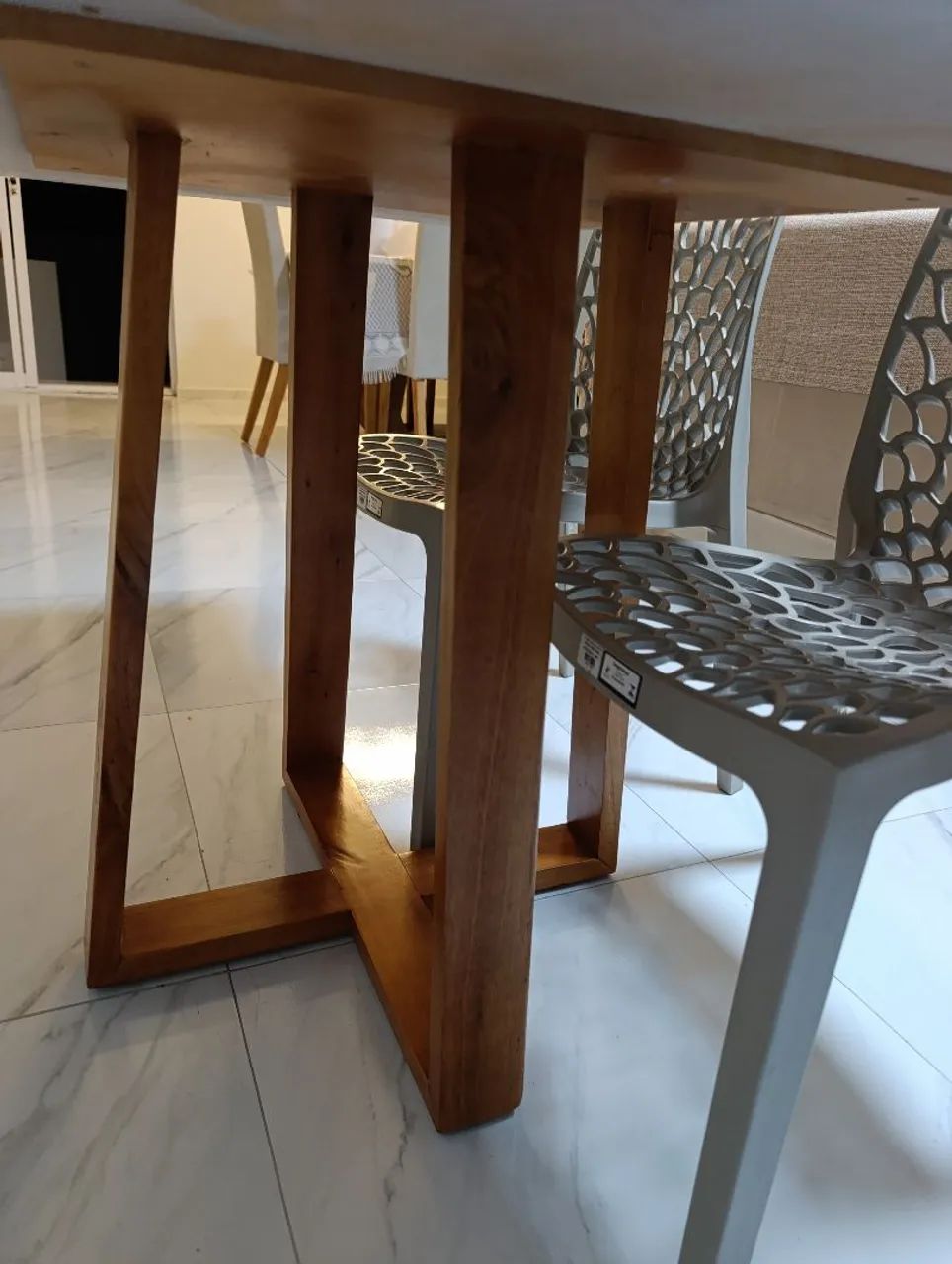 CONJUNTO DE MESA DE JANTAR COM 4 CADEIRAS - MADEIRA MACIÇA  - Foto 5