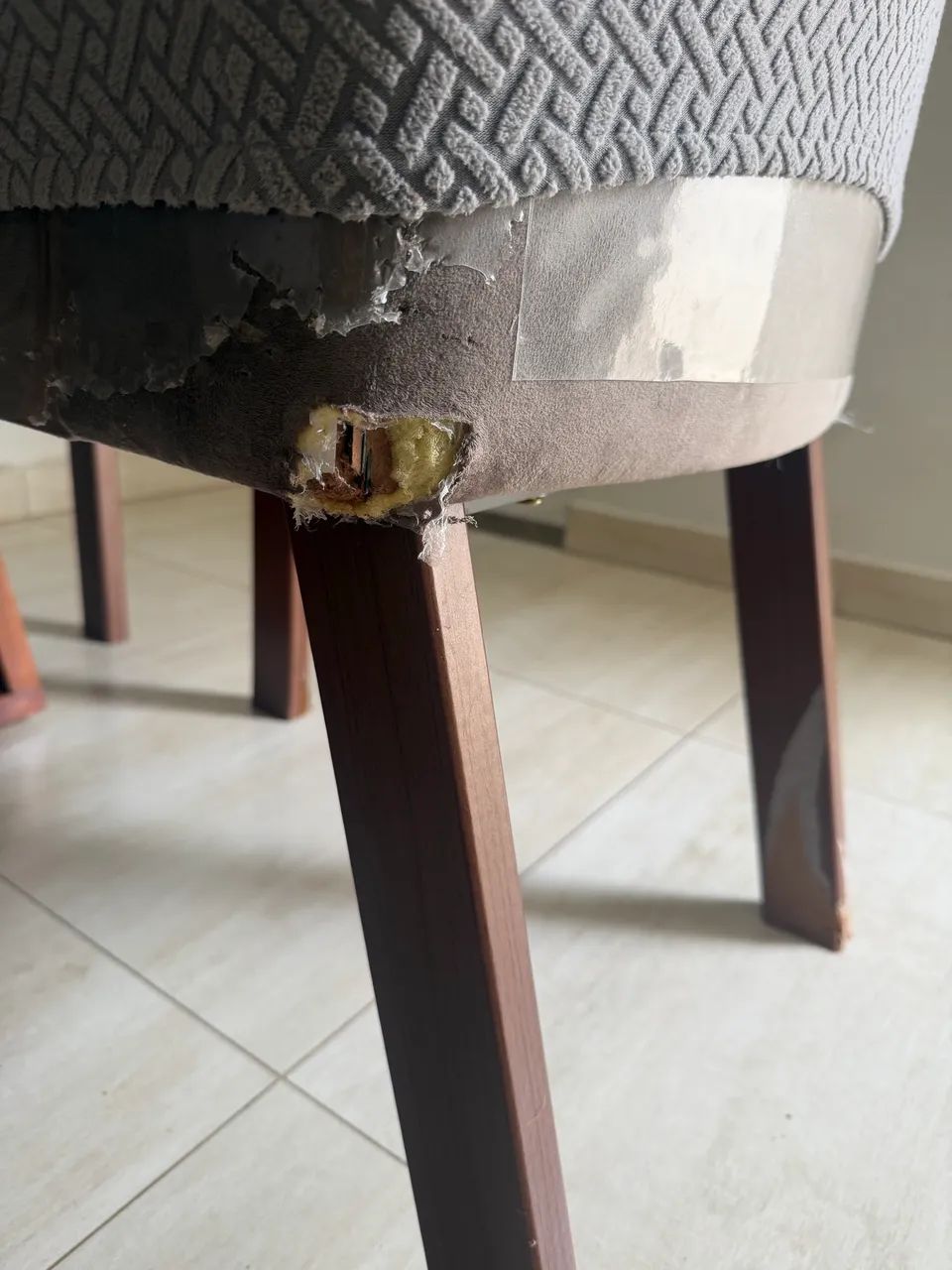 Jogo de mesa com 4 cadeiras  - Foto 2
