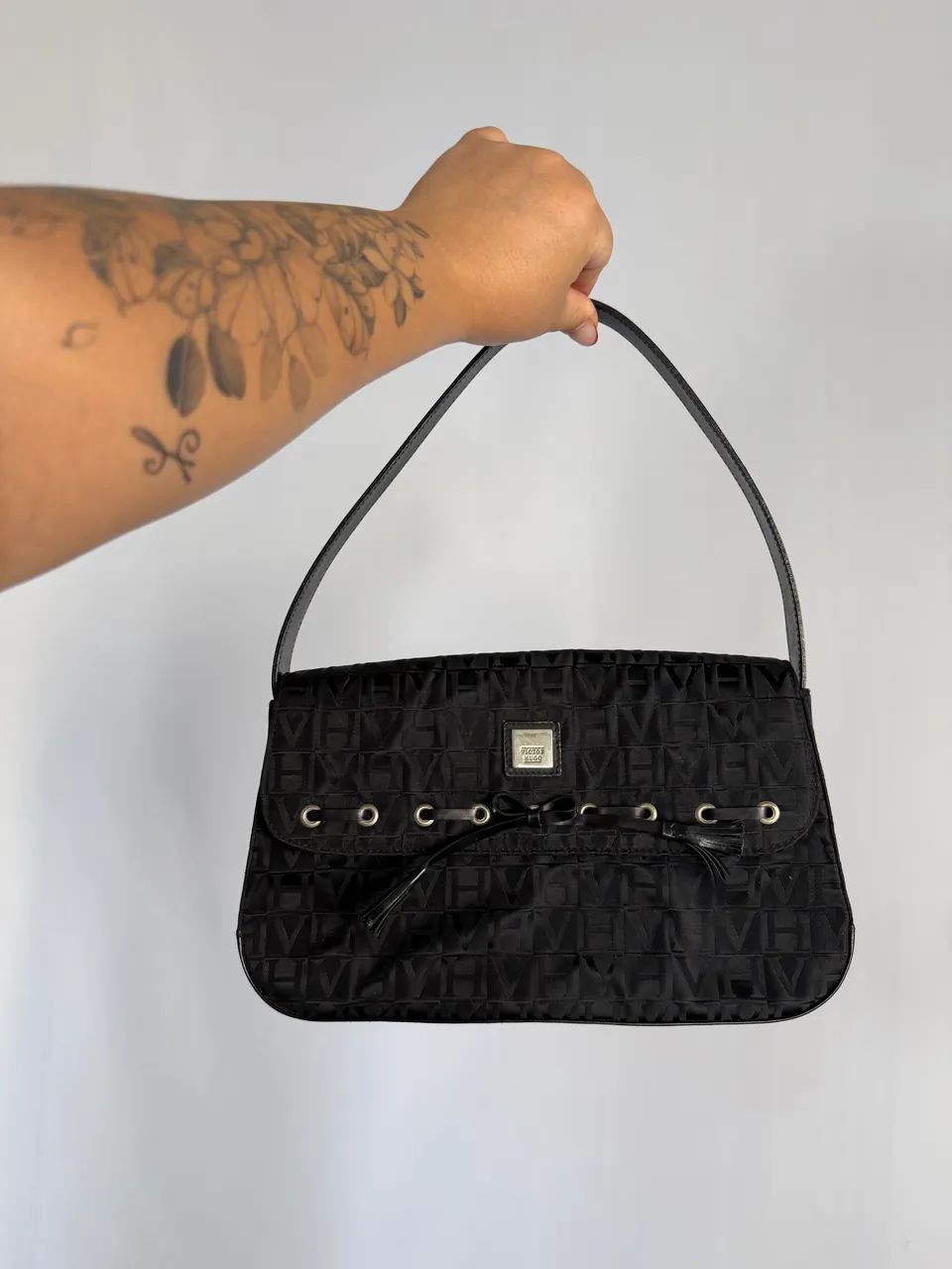 Bolsa monograma Victor Hugo laço