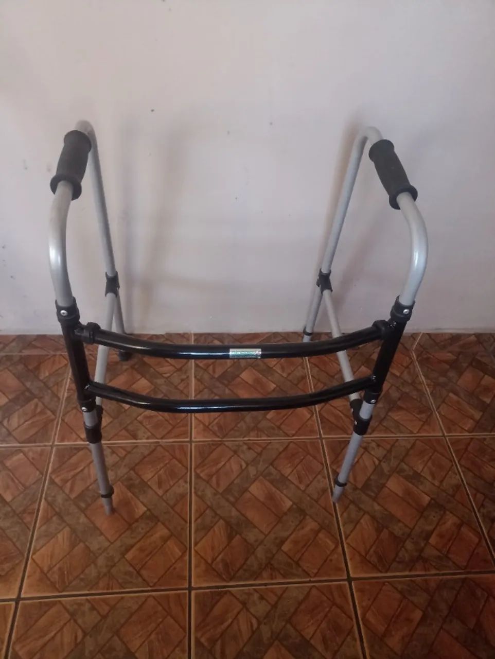 Par de muletas e um andador 
