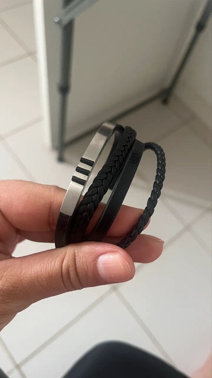 Vendo pulseira Vivara masculina, em couro preto e aço. Nunca usada.  - Foto 4