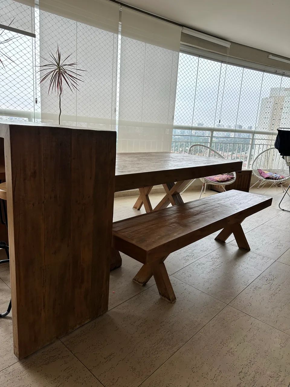 Mesa de madeira com bancos e aparador - Foto 2